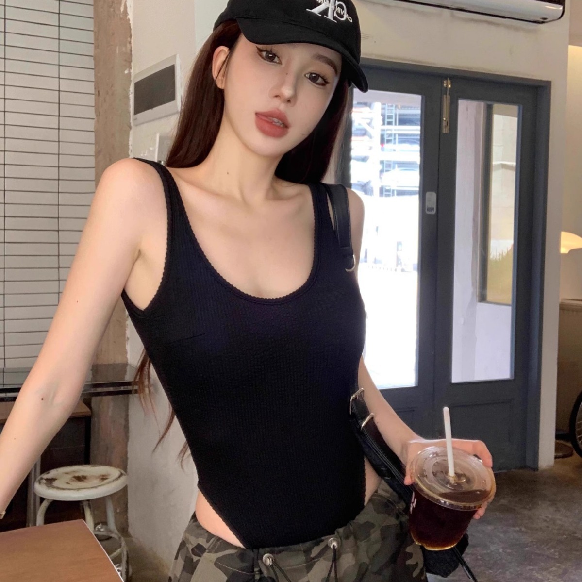 女性用の黒いストラップ付きボディ,ホルタートップ,リブ編み, - Suspender Tank Top のレビューと価格